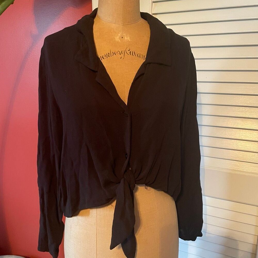 MOD REF | black long sleeve button down tie front crop top M